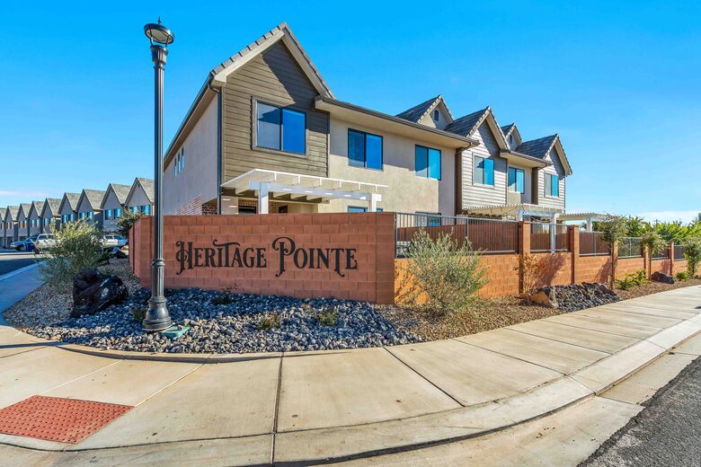 Stylish 3-bedroom Townhouse Near St. George with Hot Tub and Mountain Views - Santa Clara, Utah