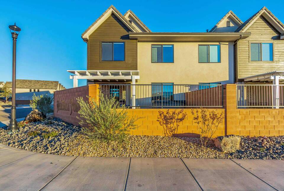 Stylish 3-bedroom Townhouse Near St. George with Hot Tub and Mountain Views - Santa Clara, Utah