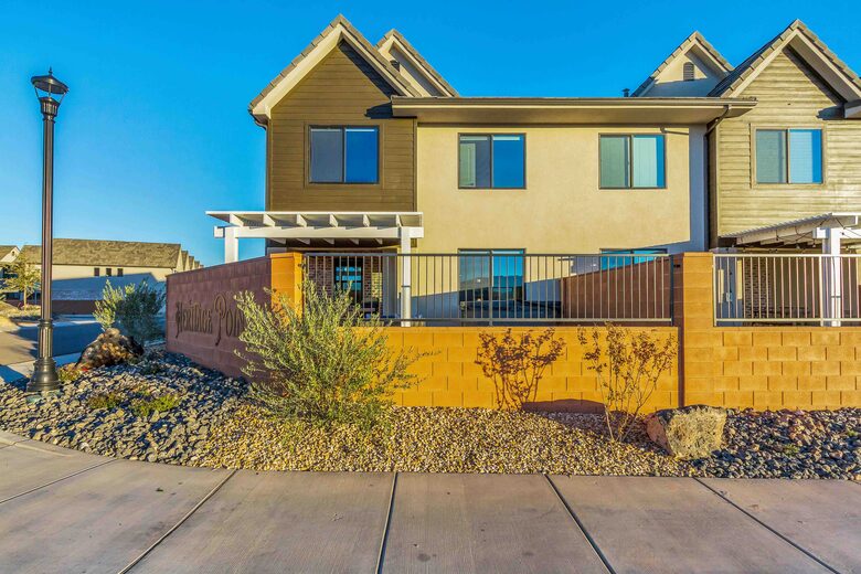 Stylish 3-bedroom Townhouse Near St. George with Hot Tub and Mountain Views - Santa Clara, Utah