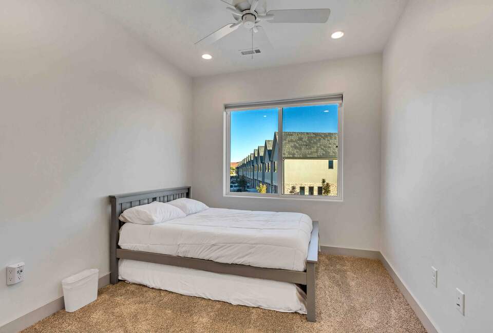 Stylish 3-bedroom Townhouse Near St. George with Hot Tub and Mountain Views - Santa Clara, Utah