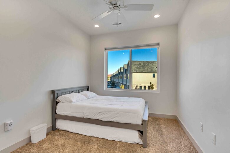 Stylish 3-bedroom Townhouse Near St. George with Hot Tub and Mountain Views - Santa Clara, Utah