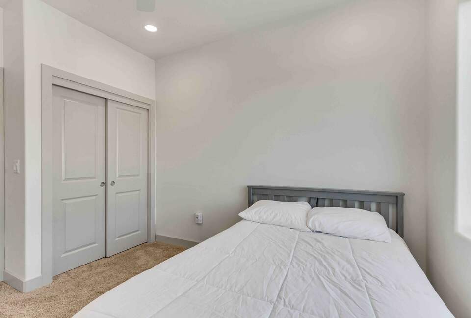 Stylish 3-bedroom Townhouse Near St. George with Hot Tub and Mountain Views - Santa Clara, Utah