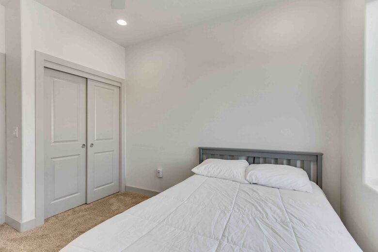 Stylish 3-bedroom Townhouse Near St. George with Hot Tub and Mountain Views - Santa Clara, Utah