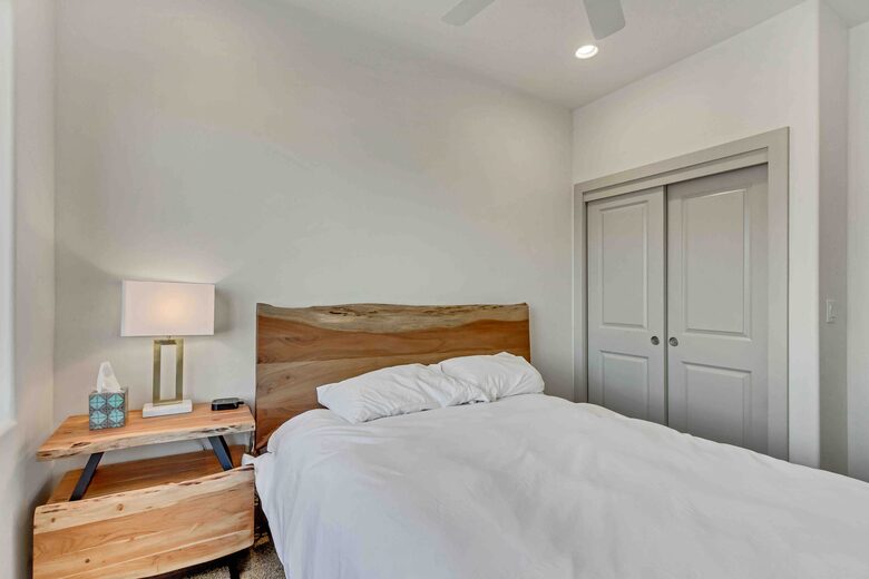 Stylish 3-bedroom Townhouse Near St. George with Hot Tub and Mountain Views - Santa Clara, Utah