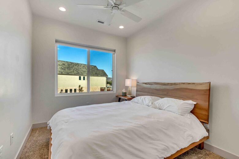 Stylish 3-bedroom Townhouse Near St. George with Hot Tub and Mountain Views - Santa Clara, Utah