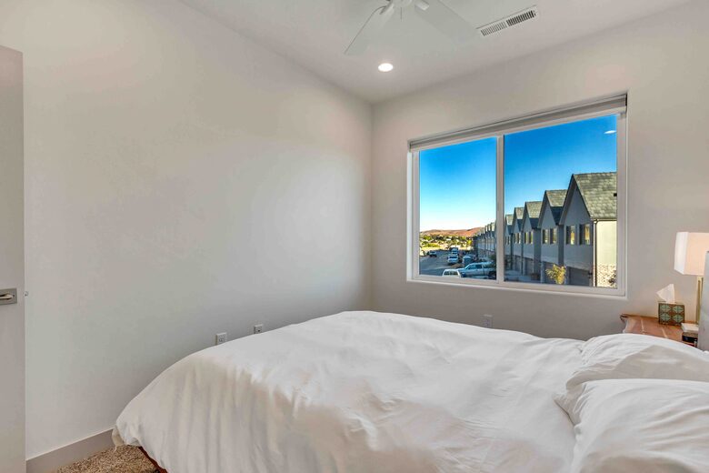 Stylish 3-bedroom Townhouse Near St. George with Hot Tub and Mountain Views - Santa Clara, Utah