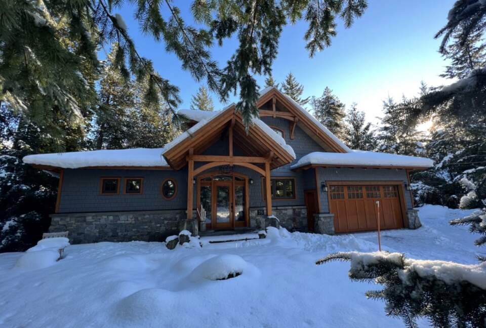 Contemporary Mountain Chalet Near Whistler - Black Tusk Village, Canada