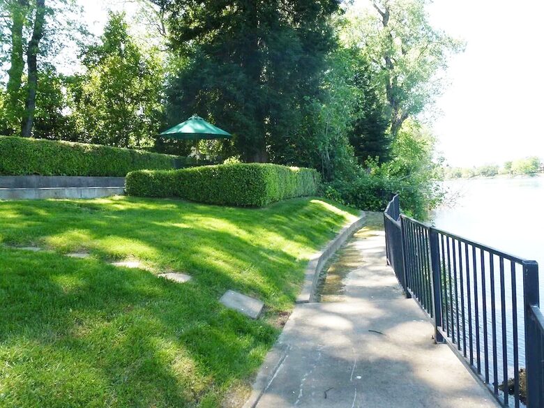 Amazing River Retreat Overlooking the Sacramento River - Anderson, California