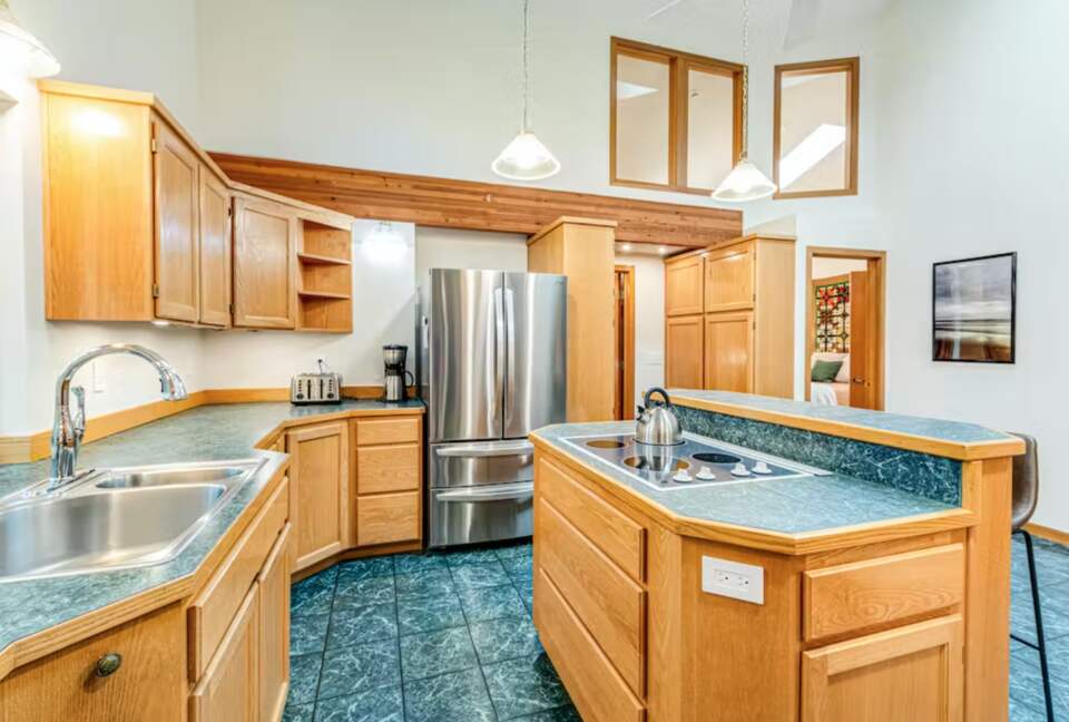 Bainbridge Island Beauty with an Indoor Pool - Bainbridge Island, Washington