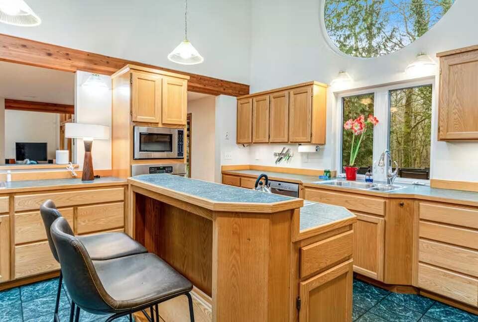 Bainbridge Island Beauty with an Indoor Pool - Bainbridge Island, Washington