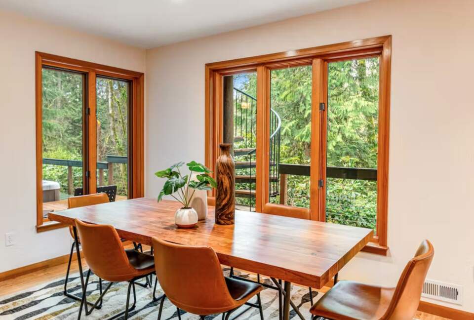 Bainbridge Island Beauty with an Indoor Pool - Bainbridge Island, Washington