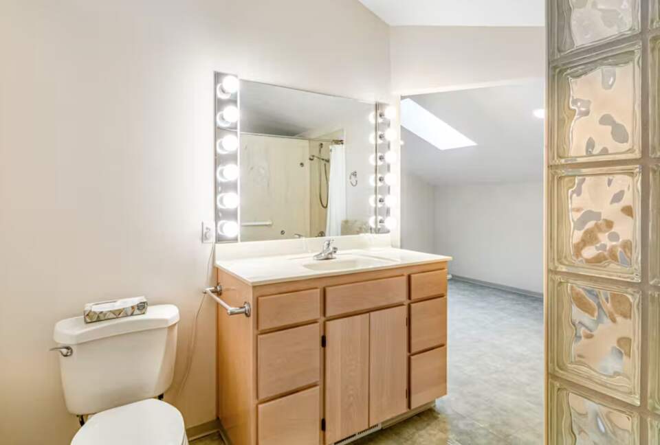 Bainbridge Island Beauty with an Indoor Pool - Bainbridge Island, Washington