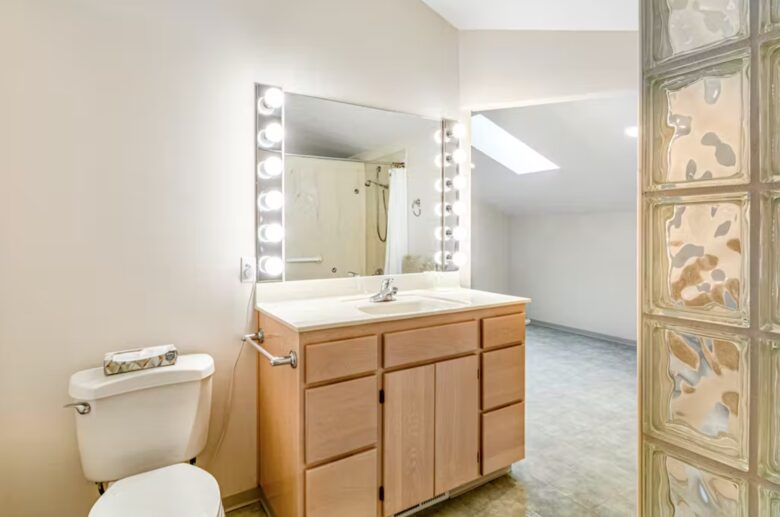 Bainbridge Island Beauty with an Indoor Pool - Bainbridge Island, Washington