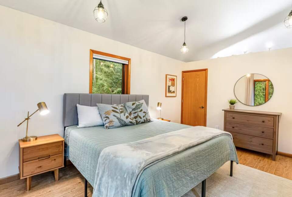 Bainbridge Island Beauty with an Indoor Pool - Bainbridge Island, Washington