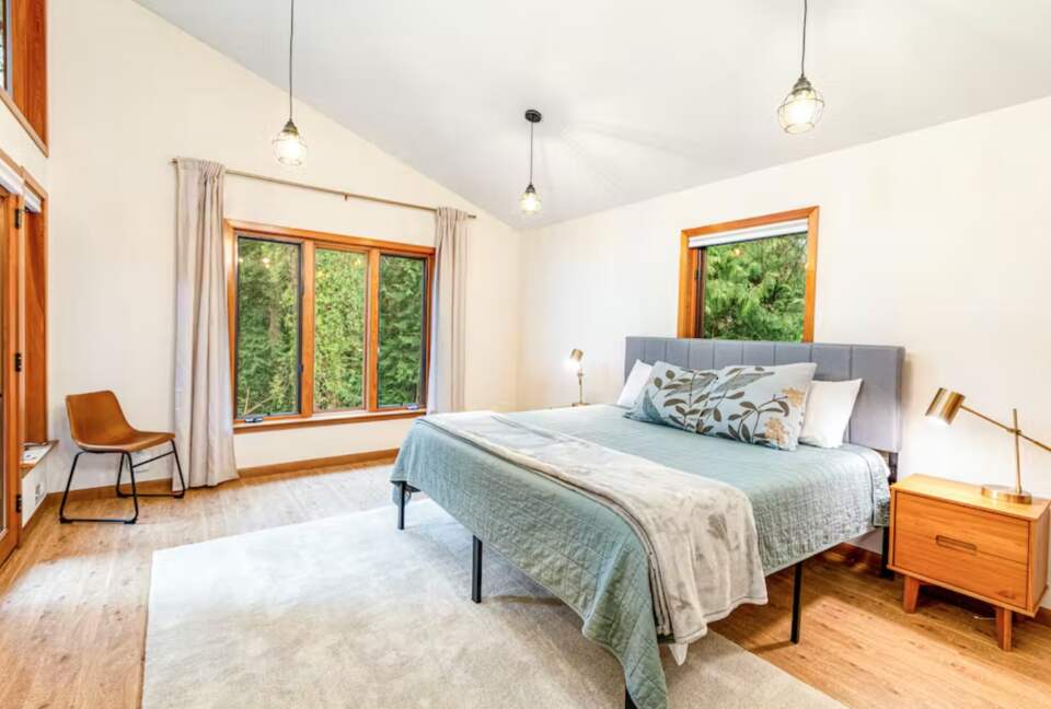 Bainbridge Island Beauty with an Indoor Pool - Bainbridge Island, Washington