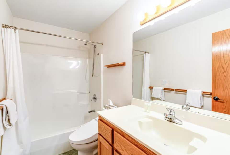 Bainbridge Island Beauty with an Indoor Pool - Bainbridge Island, Washington