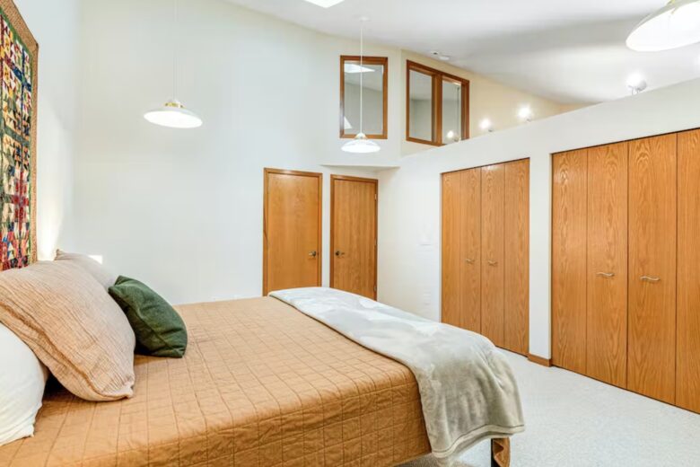 Bainbridge Island Beauty with an Indoor Pool - Bainbridge Island, Washington