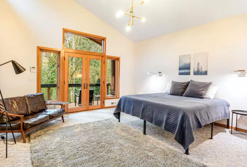 Bainbridge Island Beauty with an Indoor Pool - Bainbridge Island, Washington