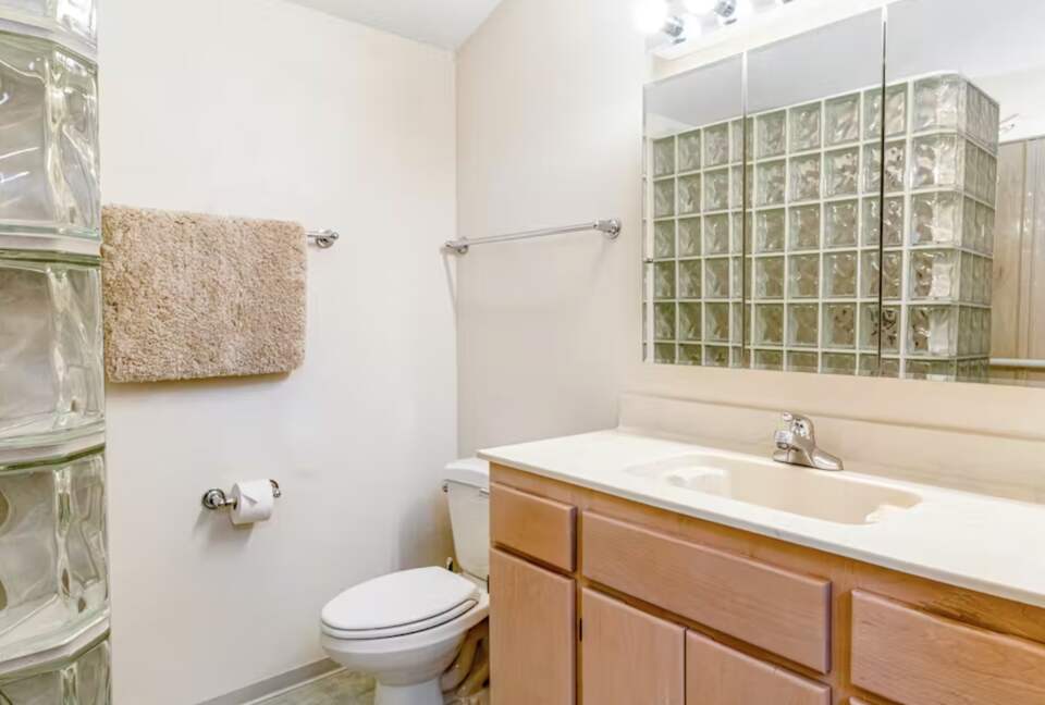 Bainbridge Island Beauty with an Indoor Pool - Bainbridge Island, Washington