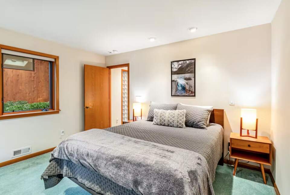 Bainbridge Island Beauty with an Indoor Pool - Bainbridge Island, Washington