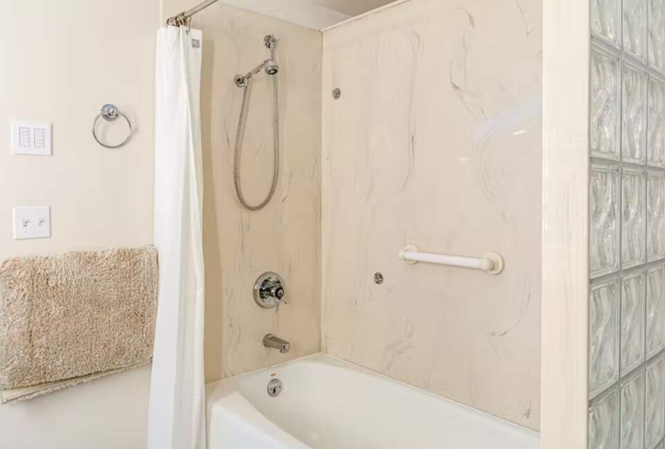 Bainbridge Island Beauty with an Indoor Pool - Bainbridge Island, Washington