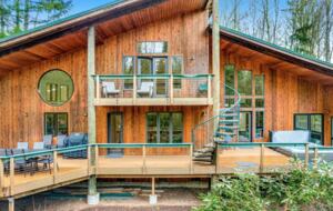 Bainbridge Island Beauty with an Indoor Pool - Bainbridge Island, Washington