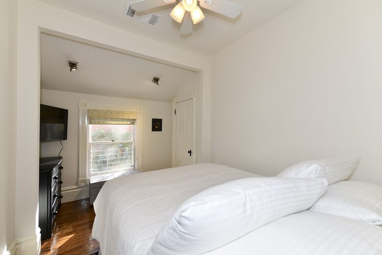 Classic Napa Downtown Cottage - Napa, California