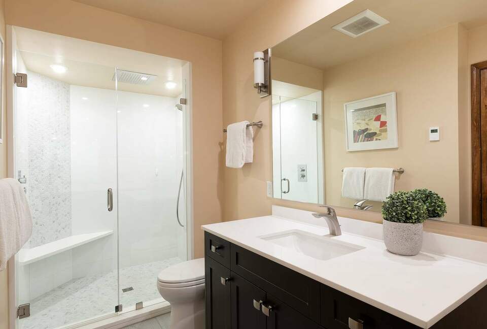 Northern Lights Large Townhome Near Village w/ Hot Tub, Parking, & Views - Whistler, Canada