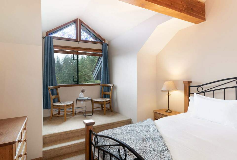 Northern Lights Large Townhome Near Village w/ Hot Tub, Parking, & Views - Whistler, Canada