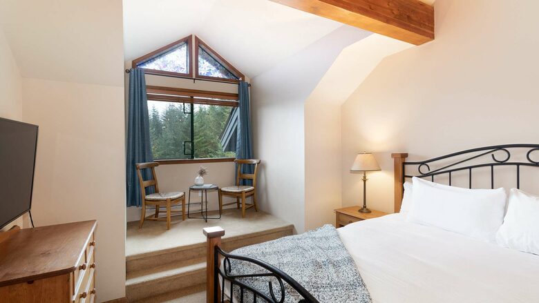 Northern Lights Large Townhome Near Village w/ Hot Tub, Parking, & Views - Whistler, Canada