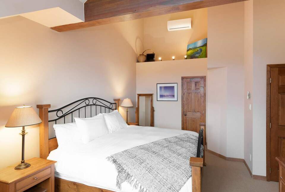 Northern Lights Large Townhome Near Village w/ Hot Tub, Parking, & Views - Whistler, Canada