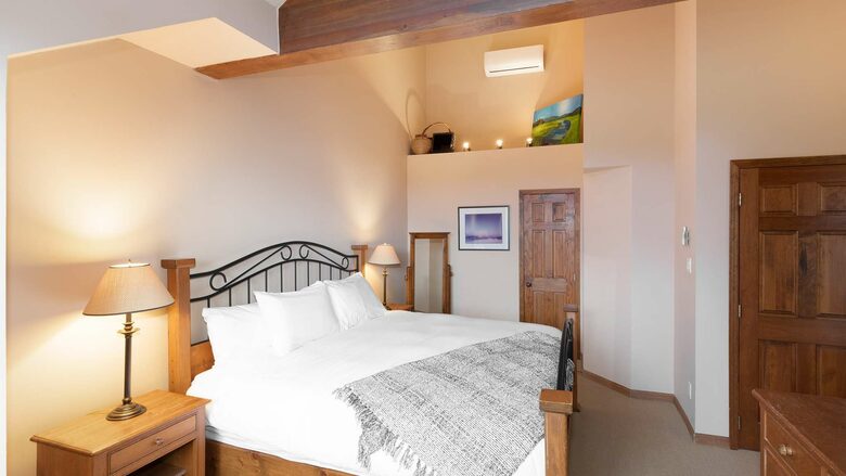 Northern Lights Large Townhome Near Village w/ Hot Tub, Parking, & Views - Whistler, Canada