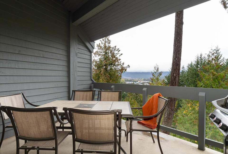 Northern Lights Large Townhome Near Village w/ Hot Tub, Parking, & Views - Whistler, Canada