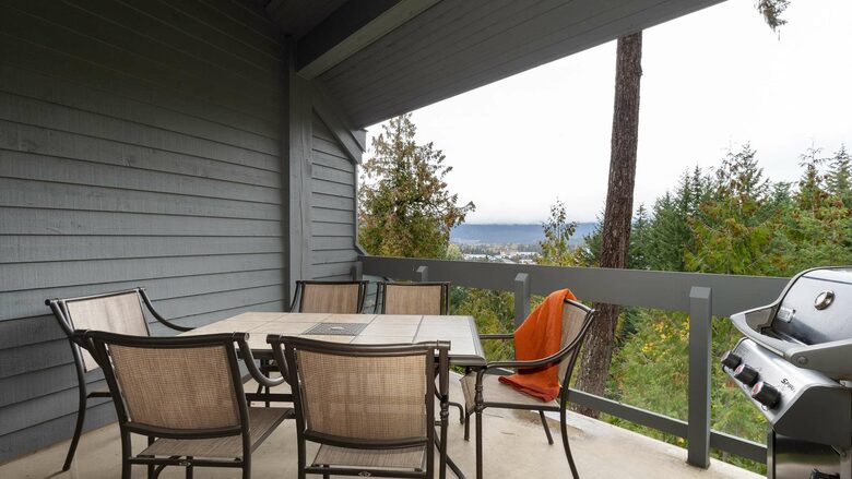 Northern Lights Large Townhome Near Village w/ Hot Tub, Parking, & Views - Whistler, Canada