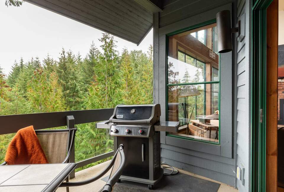 Northern Lights Large Townhome Near Village w/ Hot Tub, Parking, & Views - Whistler, Canada