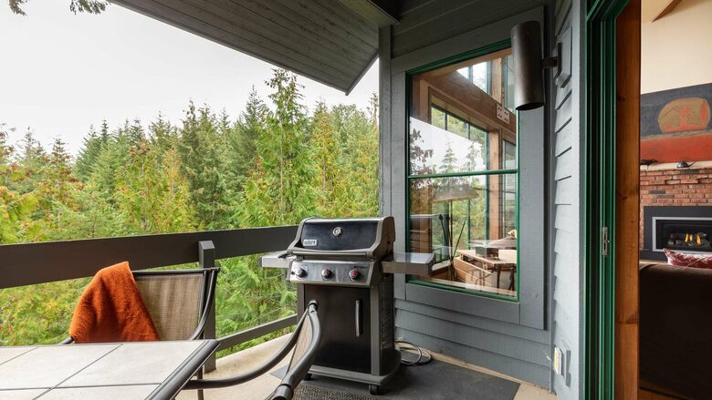 Northern Lights Large Townhome Near Village w/ Hot Tub, Parking, & Views - Whistler, Canada