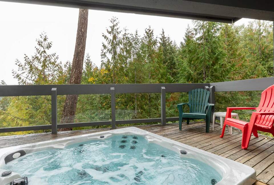 Northern Lights Large Townhome Near Village w/ Hot Tub, Parking, & Views - Whistler, Canada