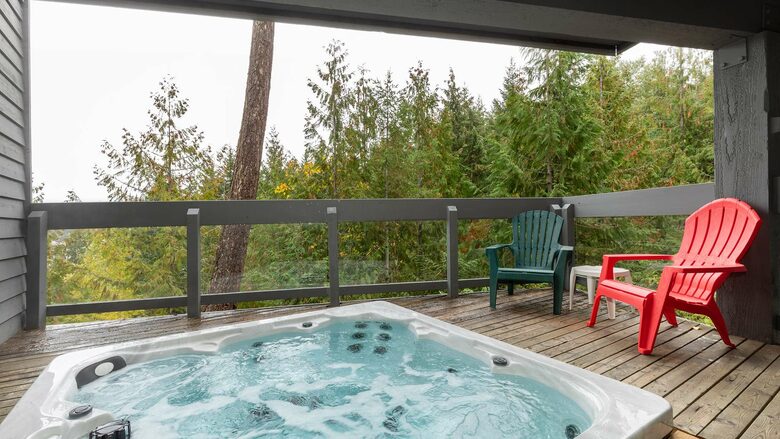 Northern Lights Large Townhome Near Village w/ Hot Tub, Parking, & Views - Whistler, Canada