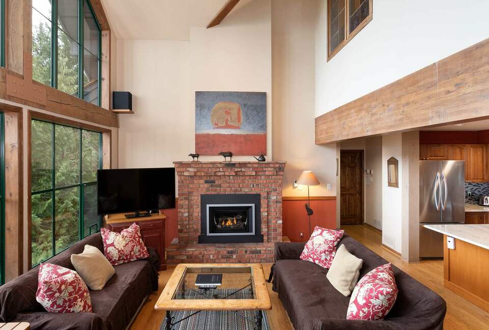 Northern Lights Large Townhome Near Village w/ Hot Tub, Parking, & Views - Whistler, Canada