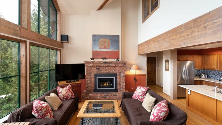 Northern Lights Large Townhome Near Village w/ Hot Tub, Parking, & Views - Whistler, Canada