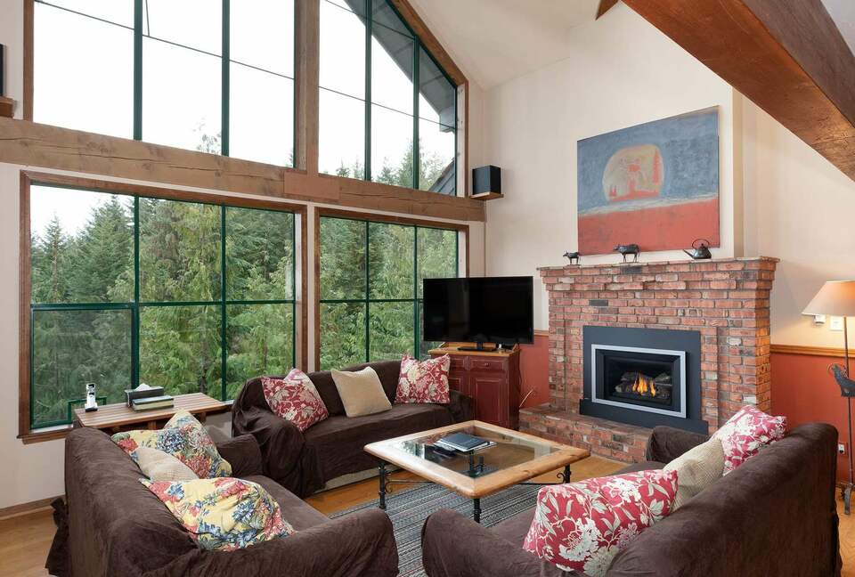 Northern Lights Large Townhome Near Village w/ Hot Tub, Parking, & Views - Whistler, Canada