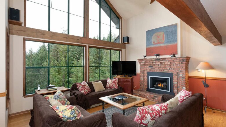 Northern Lights Large Townhome Near Village w/ Hot Tub, Parking, & Views - Whistler, Canada