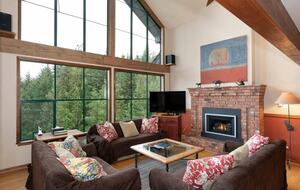 Northern Lights Large Townhome Near Village w/ Hot Tub, Parking, & Views - Whistler, Canada