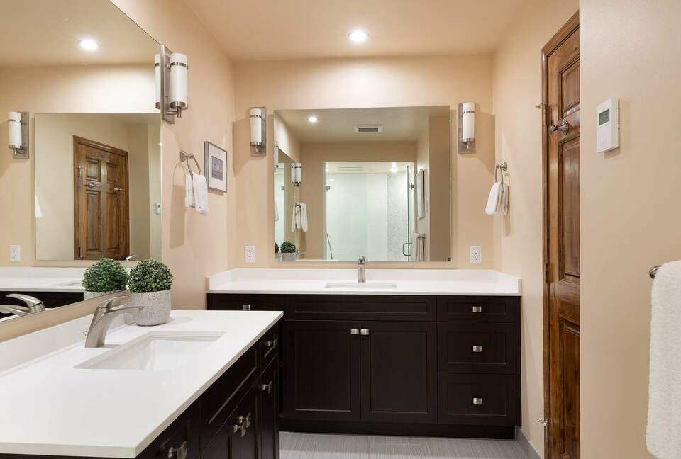 Northern Lights Large Townhome Near Village w/ Hot Tub, Parking, & Views - Whistler, Canada