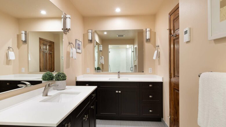 Northern Lights Large Townhome Near Village w/ Hot Tub, Parking, & Views - Whistler, Canada