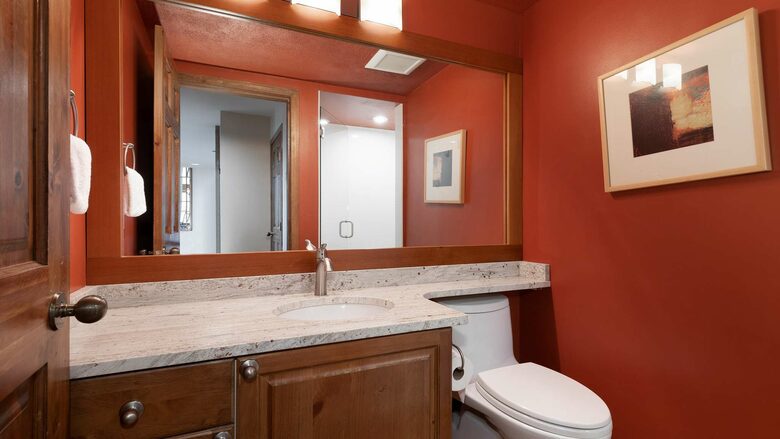 Northern Lights Large Townhome Near Village w/ Hot Tub, Parking, & Views - Whistler, Canada