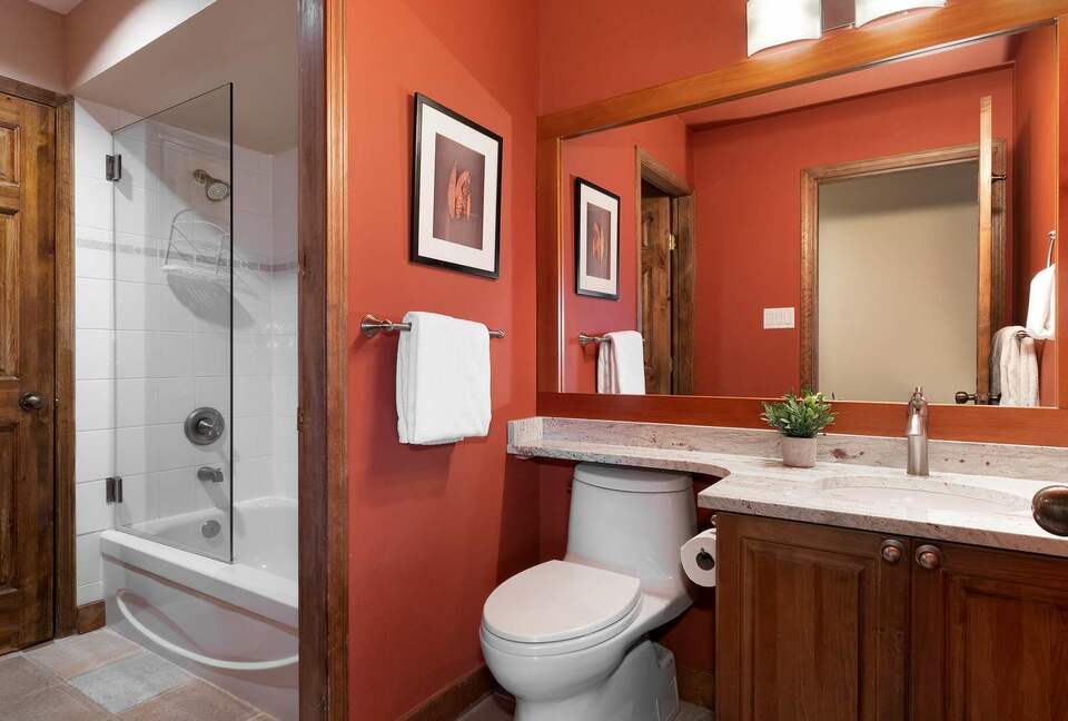 Northern Lights Large Townhome Near Village w/ Hot Tub, Parking, & Views - Whistler, Canada