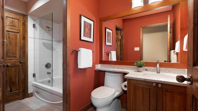 Northern Lights Large Townhome Near Village w/ Hot Tub, Parking, & Views - Whistler, Canada