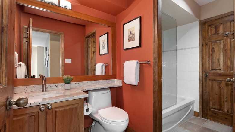 Northern Lights Large Townhome Near Village w/ Hot Tub, Parking, & Views - Whistler, Canada