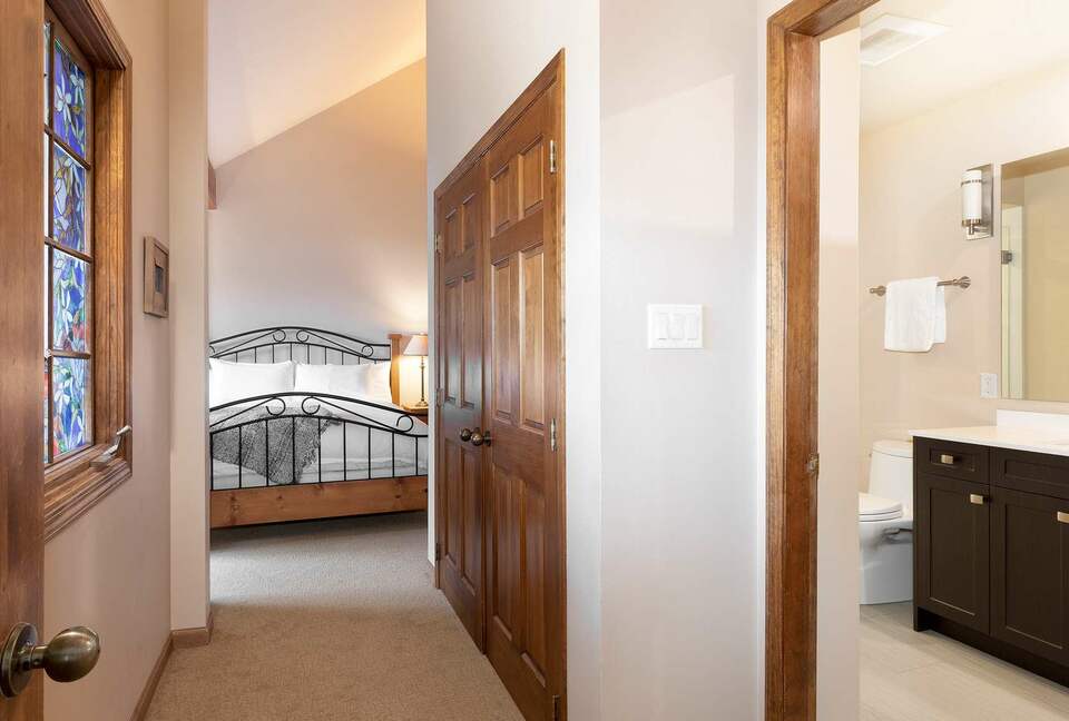 Northern Lights Large Townhome Near Village w/ Hot Tub, Parking, & Views - Whistler, Canada